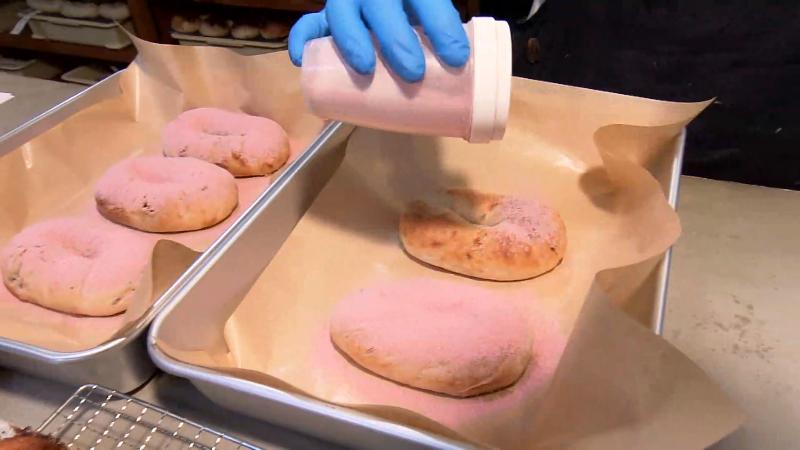 ベーグルにパウダーをかける