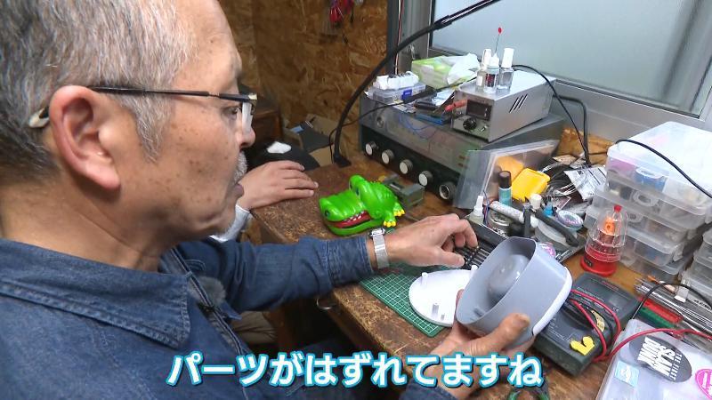 故障の原因を見つける榎本さん