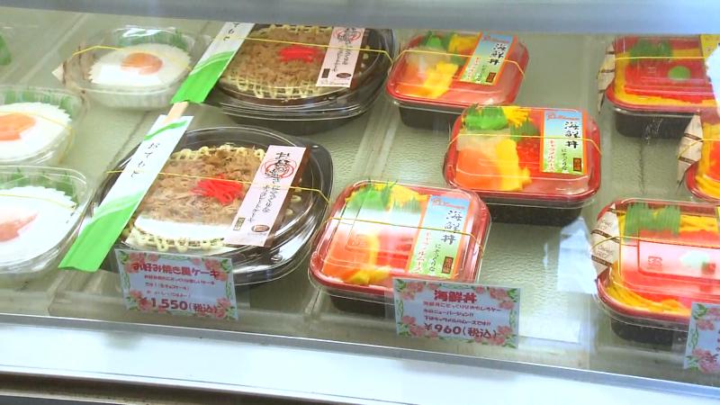 ショーケースに並ぶおもしろケーキ