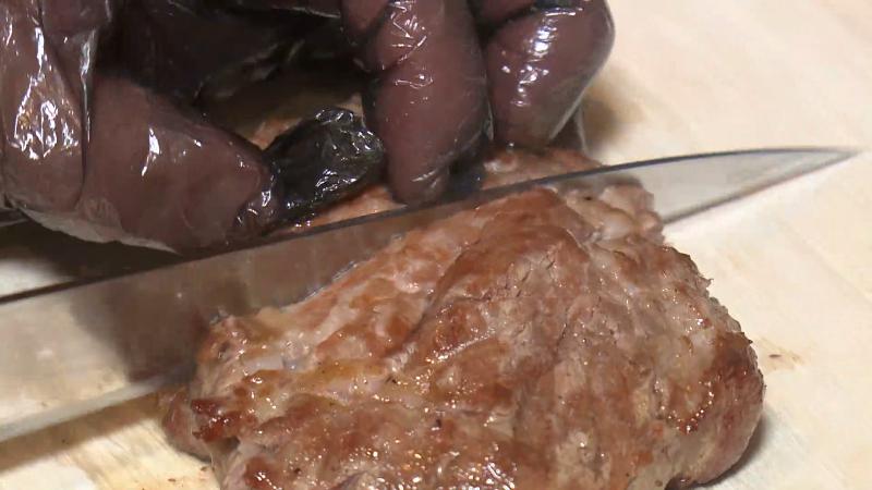 肉を切る調理風景