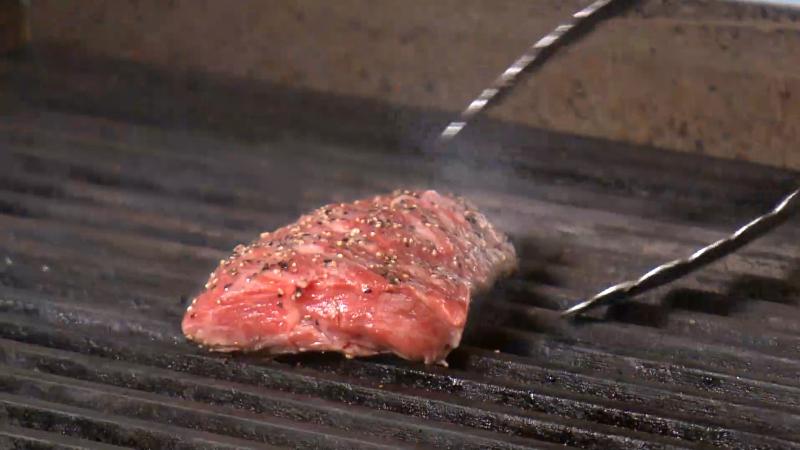 肉を鉄板で焼く調理工程