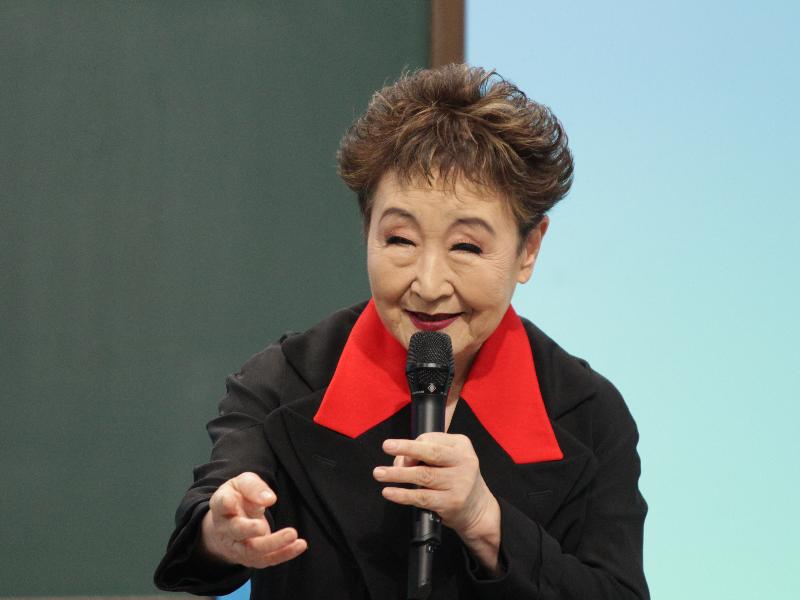 テレビ寺子屋で講演する加藤登紀子さん