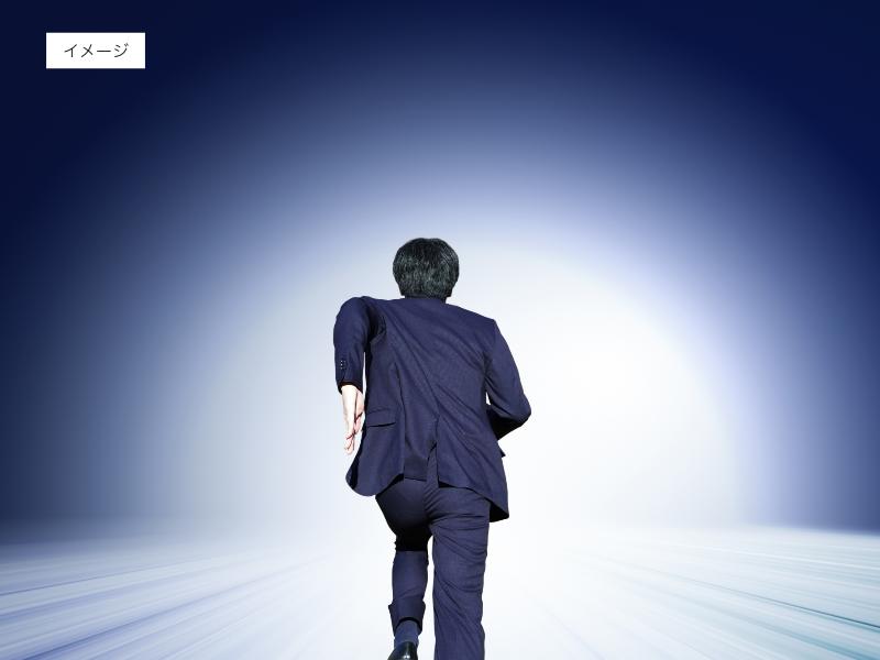イメージ画像：急いで走る男性