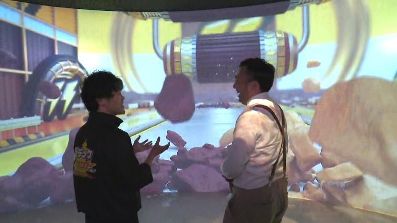 材料が砕ける様子　ワクザクシアター