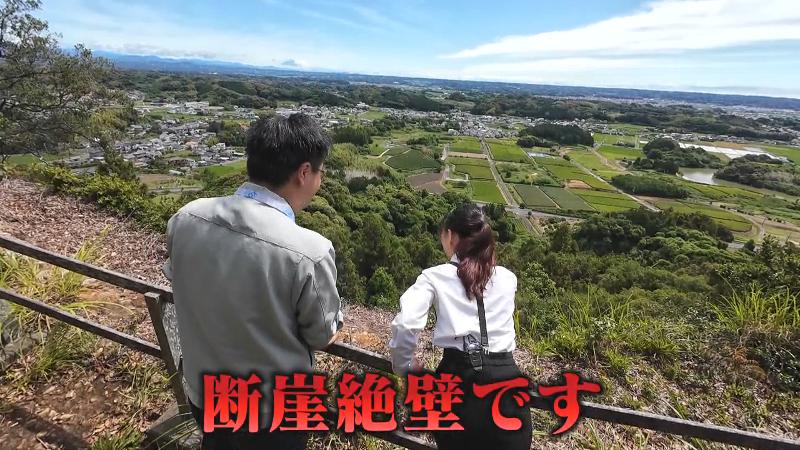 自然の断崖絶壁で城を守る