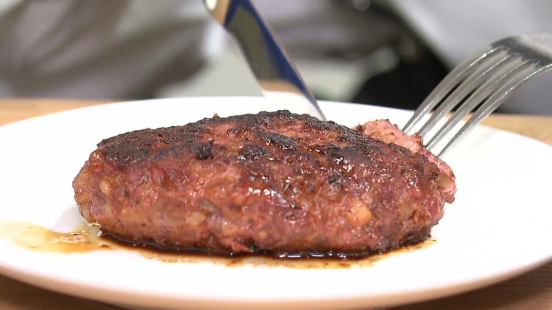 ハンバーグを切る室伏アナウンサー