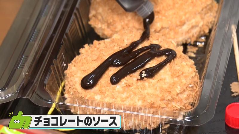 コロッケにソースをかけて