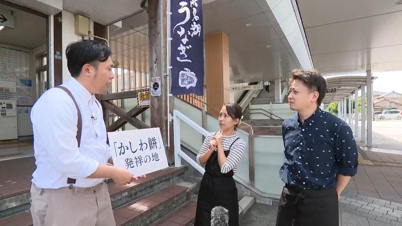 駅前で市民にインタビュー