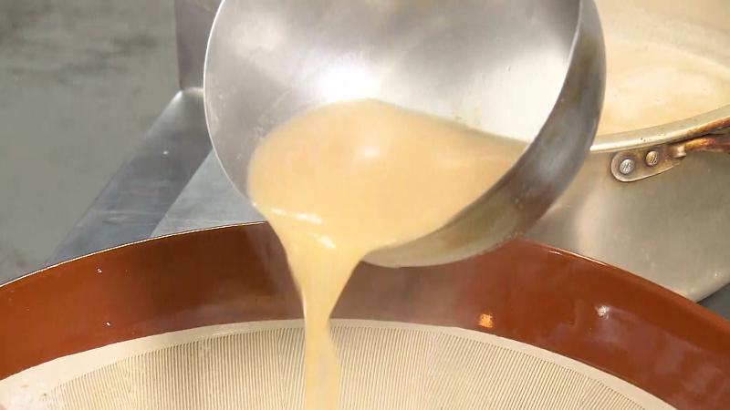 とろろ汁をみそ汁でのばす調理工程
