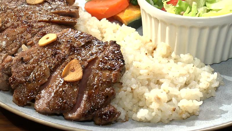 ステーキランチプレートのガーリックライス