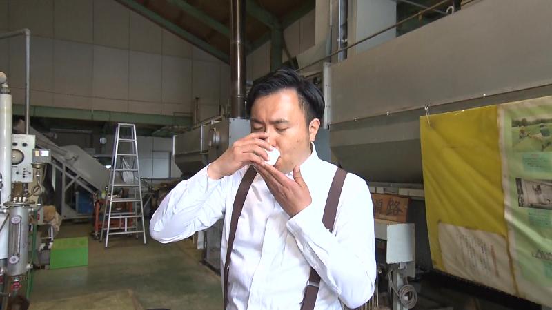 お茶を試飲するにむらリポーター