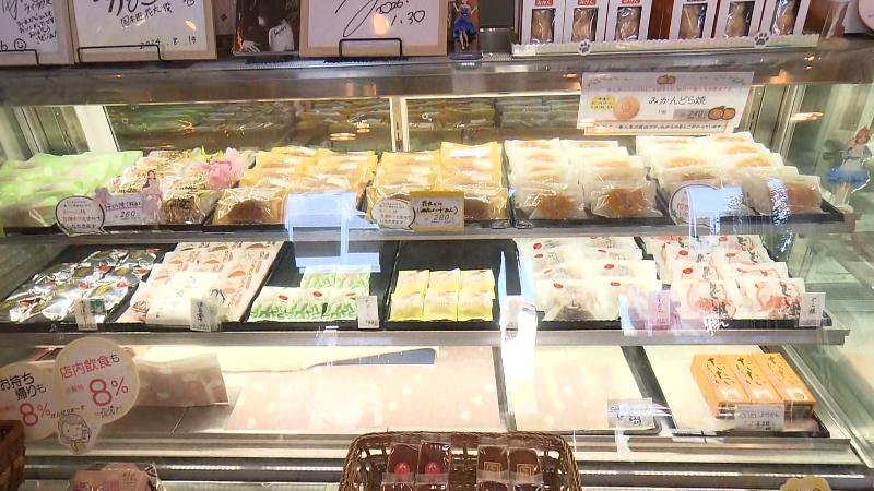 ショーケースに並ぶ和菓子