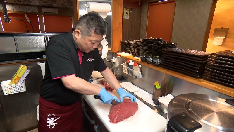 肉を切る店長　調理風景
