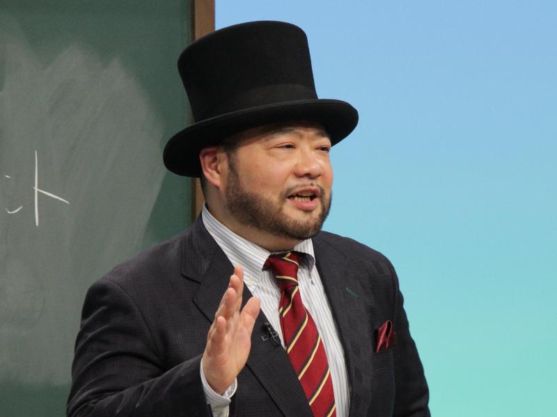 テレビ寺子屋で講演を行うお笑いコンビ 髭男爵・山田ルイ53世さん