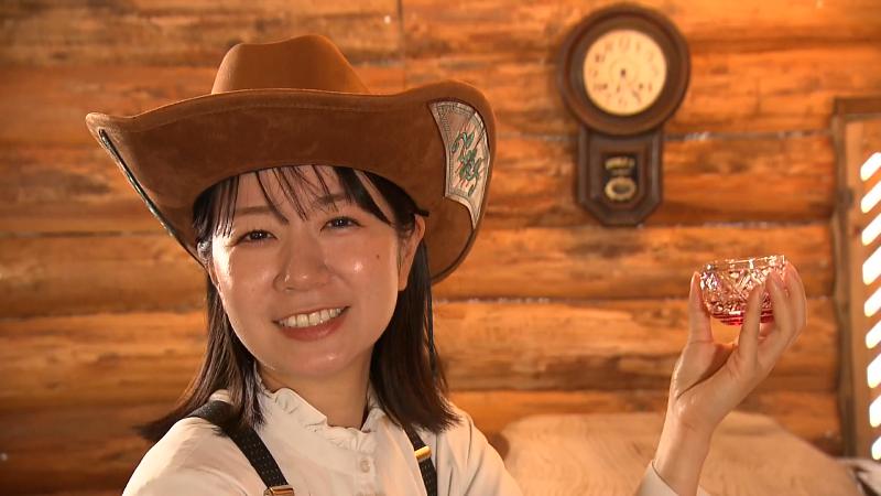 西部劇の真似をする室伏アナウンサー