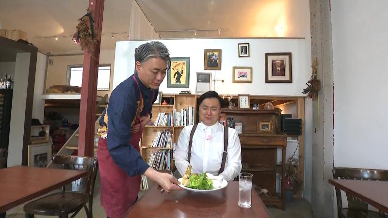にむらリポーターに料理を出す藤田さん