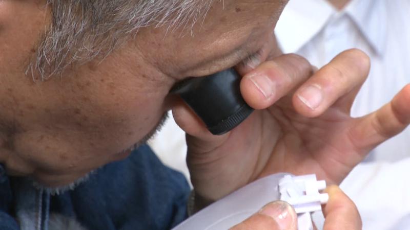 故障箇所を調べる榎本さん