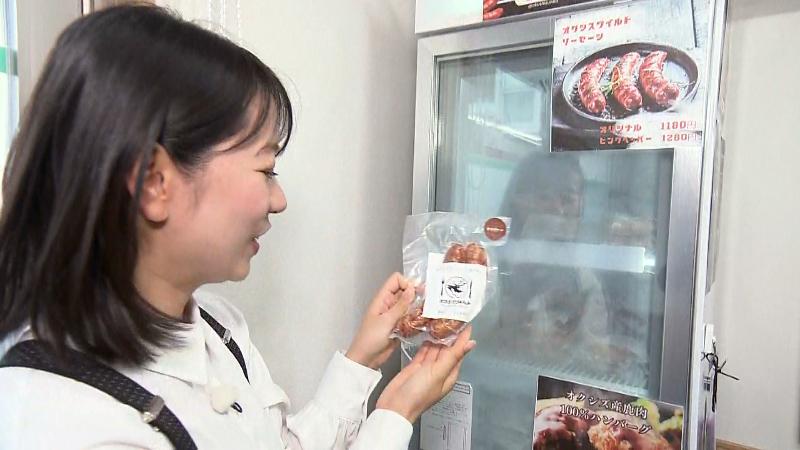 ソーセージを手に取る室伏アナウンサー