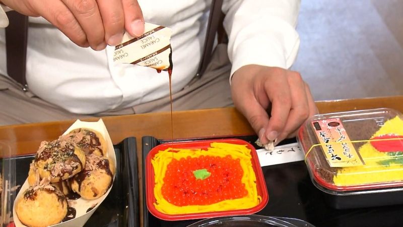 いくら弁当にしょうゆ風にカラメルをかける