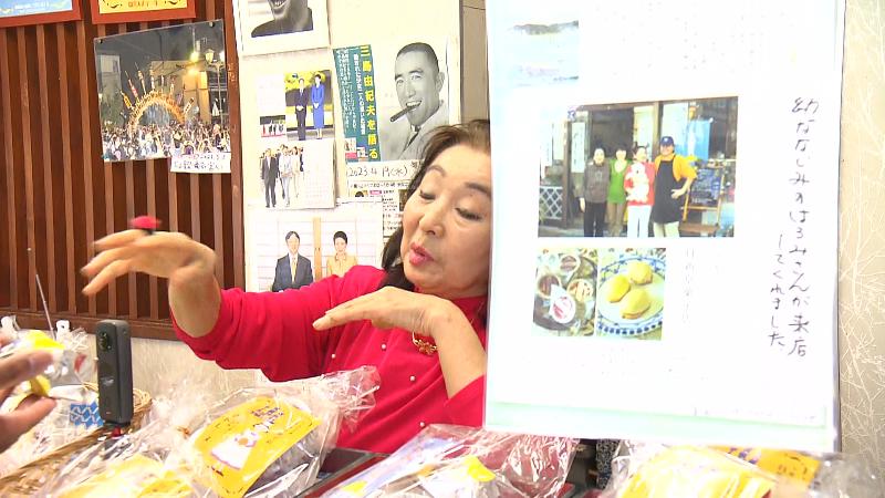 レモンケーキについて説明する横山さん