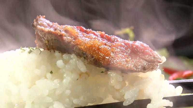 ご飯と一緒に食べるみっかび牛のイチボ