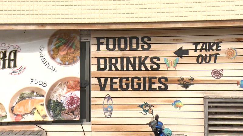 アイナの外観「FOODS」「DRINKS」などの文字