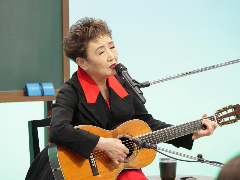 ギターで弾き語りをする加藤登紀子さん