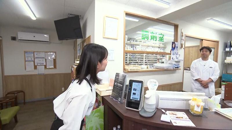 薬局を訪れた室伏アナウンサー