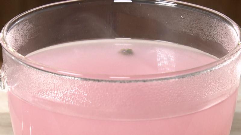 レモン果汁を入れたブルーマロウ杏仁茶