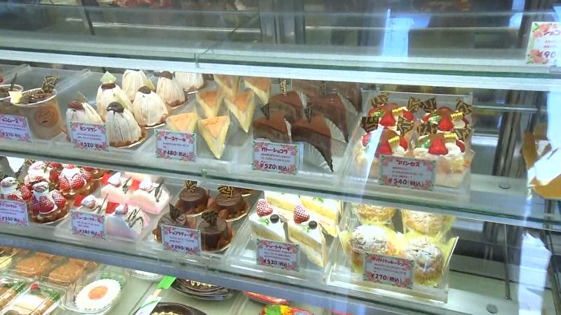 ショーケースに並ぶさまざまなケーキ