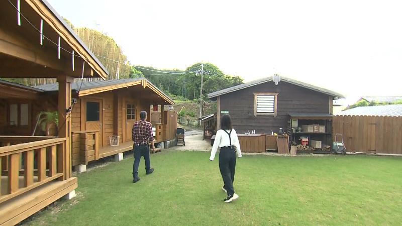 施設内を歩く前田さんと室伏アナ
