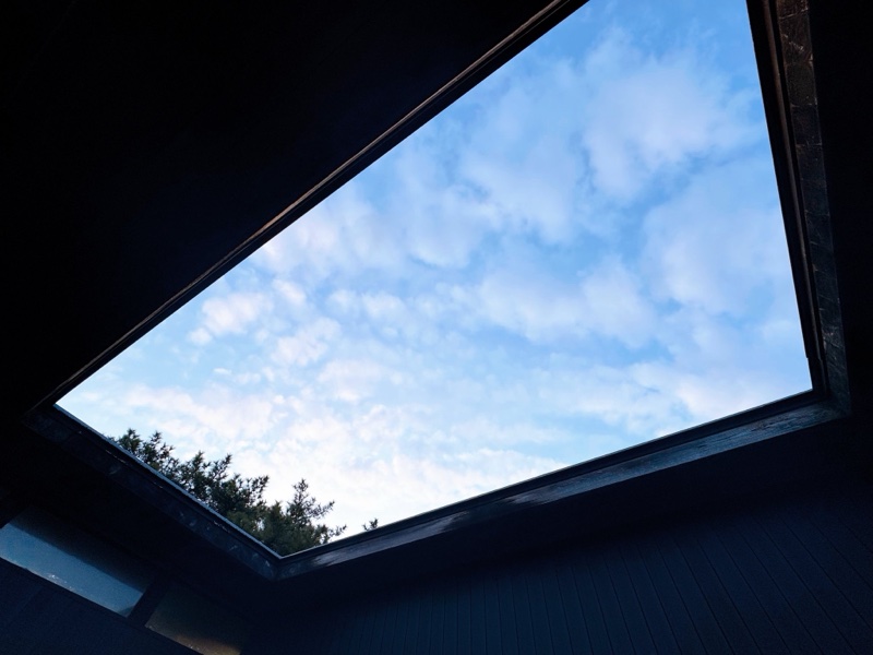 天窓から見える青空