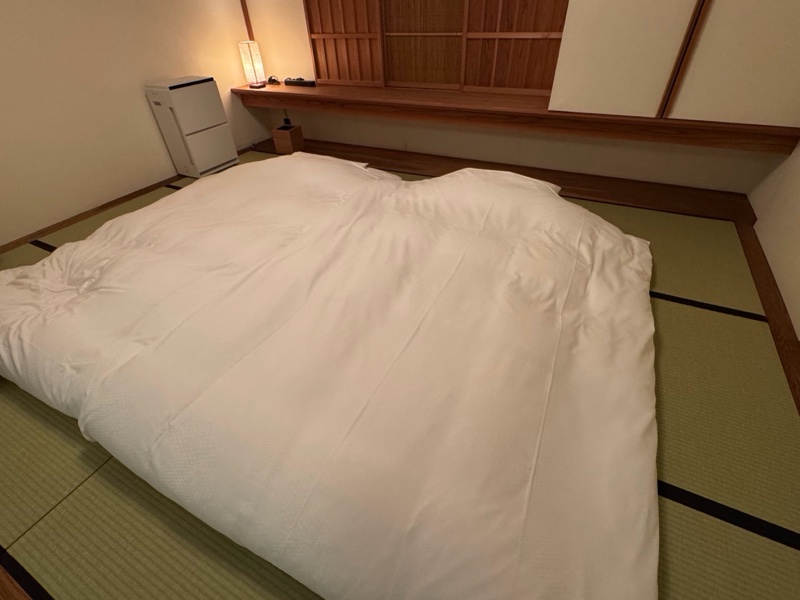 布団が敷かれた和室
