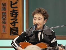 テレビ寺子屋で講演する加藤登紀子さん