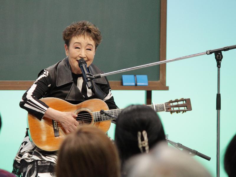 テレビ寺子屋で講演する加藤さん