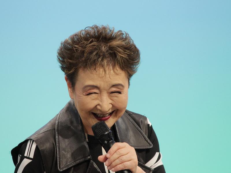 テレビ寺子屋で講演する加藤登紀子さん