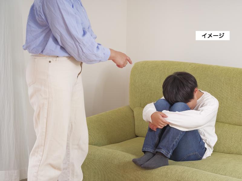子どもを叱る親のイメージ画像