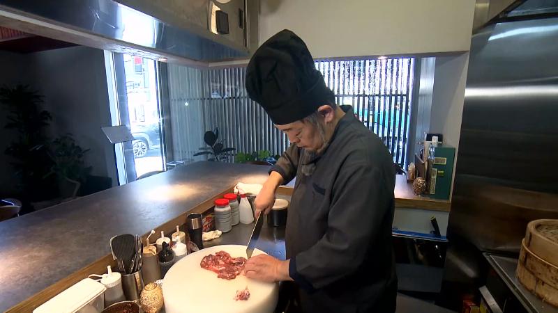 酢鶏の調理風景