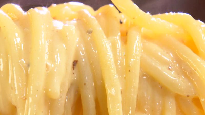 厚切りベーコンとロースト玉ねぎのカルボナーラ・サラダセット(1480円)