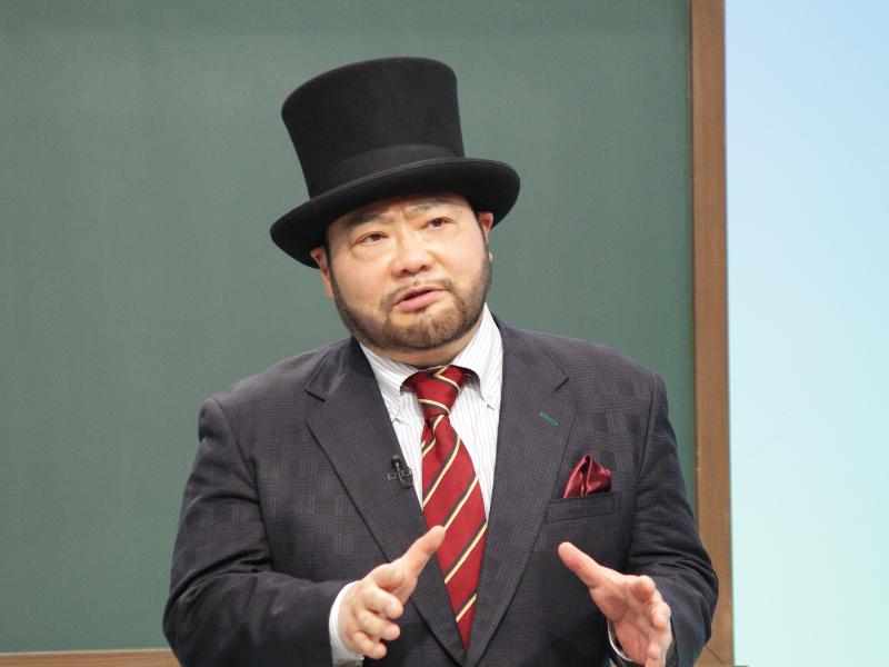 テレビ寺子屋で講演を行うお笑いコンビ 髭男爵・山田ルイ53世さん