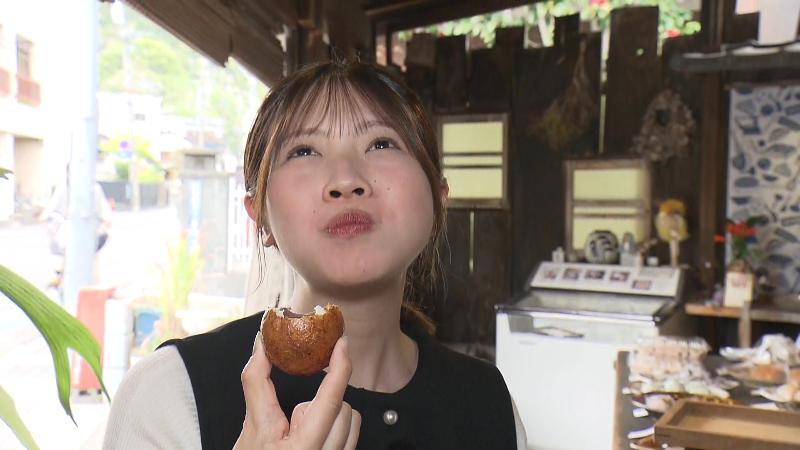 揚げまんじゅうを食べる大森アナウンサー