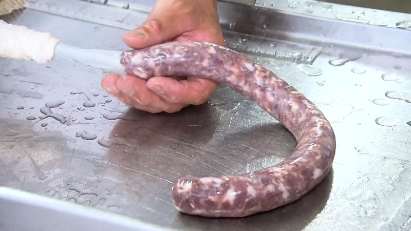ソーセージ 肉を詰める調理工程