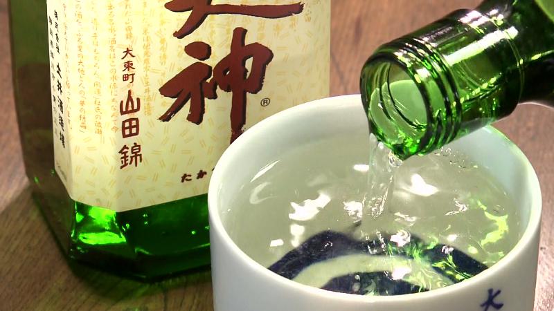 「高天神 純米吟醸 720ml(2750円)」を注ぐ