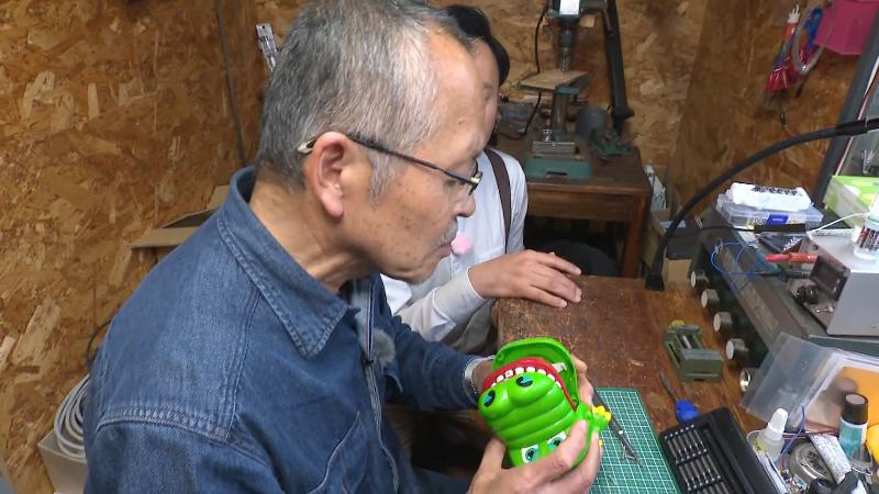おもちゃを修理する榎本さん