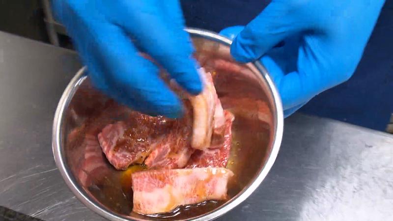 肉に味を付ける調理風景