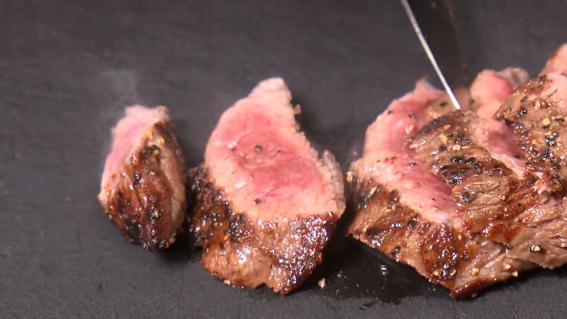 肉を切る調理風景