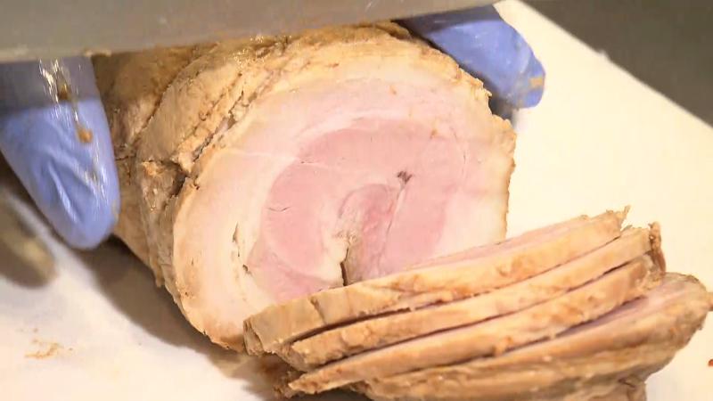 チャーシューを切る工程