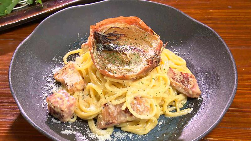 厚切りベーコンとロースト玉ねぎのカルボナーラ・サラダセット(1480円)
