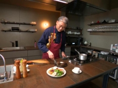 料理をする藤田さん