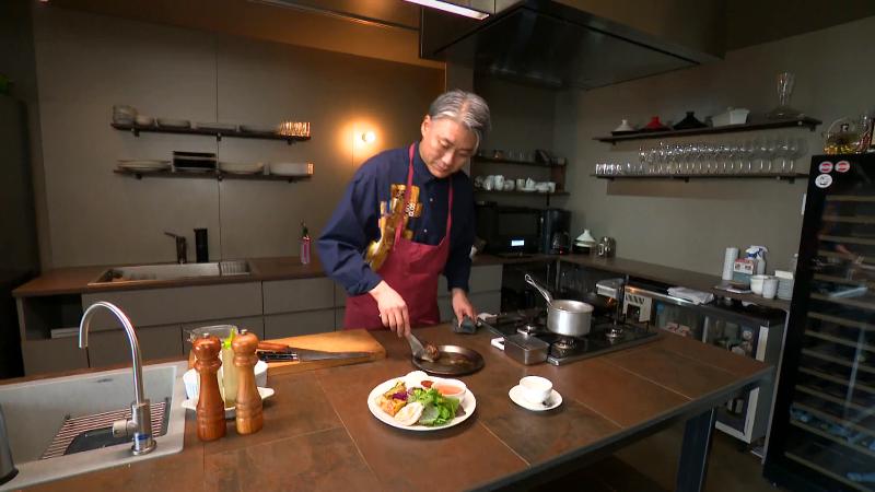 料理をする藤田さん